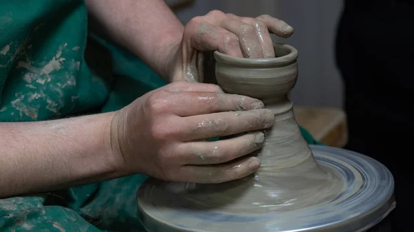Ремесленные Руки Делают Глиняный Горшок Мужские Руки Поттер Работе Создание — стоковое фото