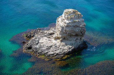 Resimli deniz manzarası. Deniz manzarası, Tarkhankut Yarımadası, Kırım 'ın güneybatı burnu. Karadeniz 'in güzel yaz manzarası