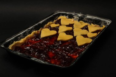 Ev yapımı reçelli turta, yan görüş, seçici odaklanma, yakın çekim. Sevgililer Günü tatlı fikri