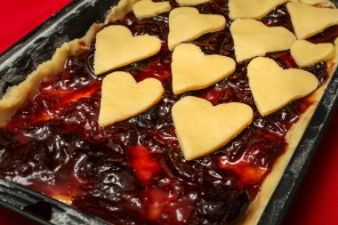 Ev yapımı reçelli turta, seçici odaklanma, yakın plan. Sevgililer Günü tatlı fikri