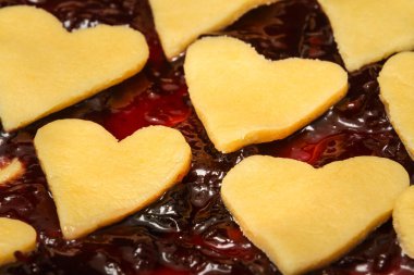 Kalp şeklinde süslemeli ev yapımı reçelli turta, yakın çekim. Sevgililer Günü fikri, Kadınlar Günü, Anneler Günü.