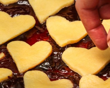 Ev yapımı reçelli turta, seçici odaklanma, yakın plan. Sevgililer Günü tatlı fikri