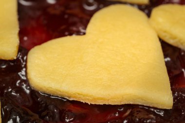 Kalp şeklinde süslemeli ev yapımı reçelli turta, kapat.