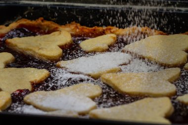 Kalp şeklinde süslemeli ev yapımı reçelli turta, yakın çekim. Sevgililer Günü fikri, Kadınlar Günü, Anneler Günü.