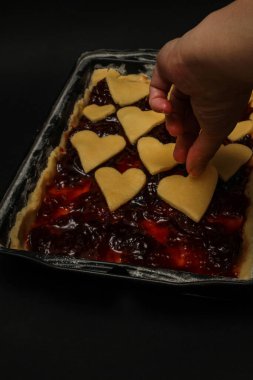 Ev yapımı reçelli turta, seçici odaklanma, yakın plan. Sevgililer Günü tatlı fikri