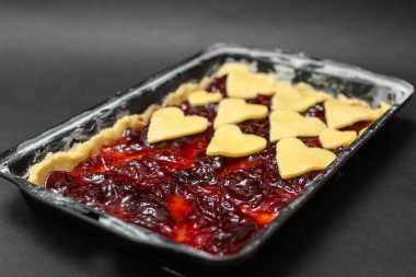 Ev yapımı reçelli turta, seçici odaklanma, yakın plan. Sevgililer Günü tatlı fikri