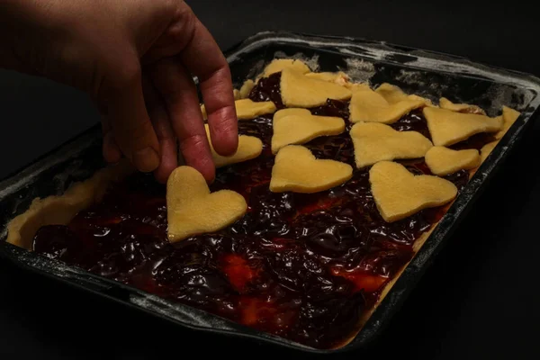 Ev yapımı reçelli turta, seçici odaklanma, yakın plan. Sevgililer Günü tatlı fikri