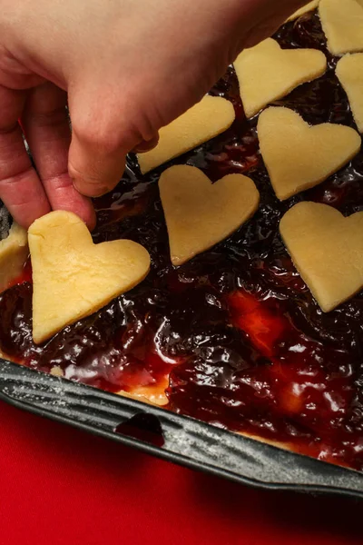 Ev yapımı reçelli turta, seçici odaklanma, yakın plan. Sevgililer Günü tatlı fikri