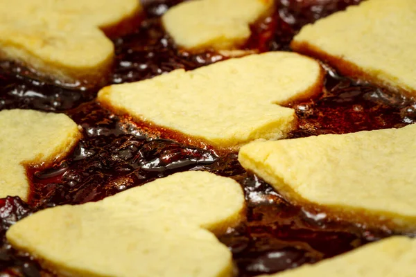 Kalp şeklinde süslemeli ev yapımı reçelli turta, yakın çekim. Sevgililer Günü fikri, Kadınlar Günü, Anneler Günü.