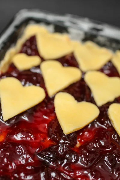 Ev yapımı reçelli turta, yan görüş, seçici odaklanma, yakın çekim. Sevgililer Günü tatlı fikri