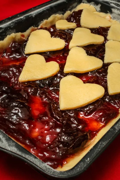 Ev yapımı reçelli turta, yan görüş, seçici odaklanma, yakın çekim. Sevgililer Günü tatlı fikri