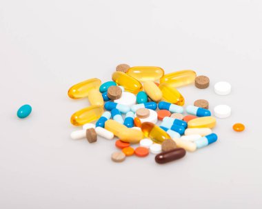 Beyaz arka planda çeşitli vitaminler ve sığ dof içeren besin takviyeleri. Hastalıkların önlenmesi ve tedavisi kavramı. Boşluğu kopyala