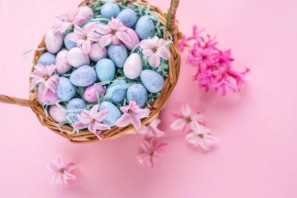 Feliz Pascua Cesta Mimbre Con Huevos Chocolate Flores Brillantes Primavera —  Fotos de Stock