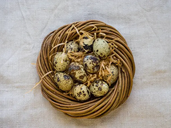 Feliz Páscoa Cesta Vime Com Ovos Codorna Páscoa Espaço Para — Fotografia de Stock