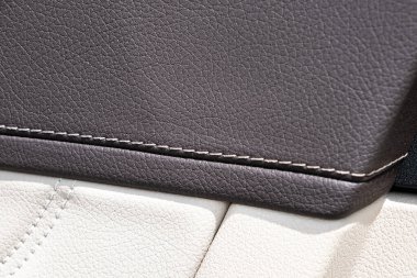 Lüks modern arabanın bej rengi deri iç döşemesi. Modern araba iç dekorasyonu