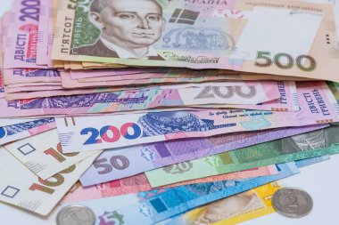Ukrayna Hryvnia 'sı ve madeni paralar, arka plan. Maaş, emekli maaşı, enflasyon, depozito ve kredi alma kavramı. Kamu hizmetleri, enerji, kazı fiyatlarını artırma kavramı