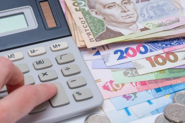 Ukrayna Hryvnia 'sı ve madeni paralar, arka plan. Maaş, emekli maaşı, enflasyon, depozito ve kredi alma kavramı. Kamu hizmetleri, enerji, kazı fiyatlarını artırma kavramı