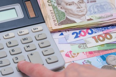 Ukrayna Hryvnia 'sı ve madeni paralar, arka plan. Maaş, emekli maaşı, enflasyon, depozito ve kredi alma kavramı. Kamu hizmetleri, enerji, kazı fiyatlarını artırma kavramı