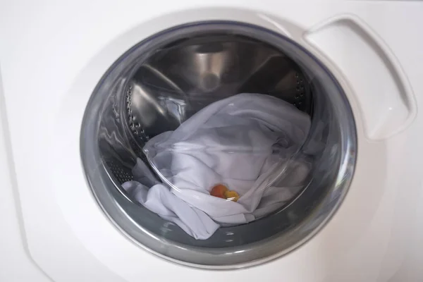 Tvättmaskin Med Tvättmaskin Och Tvättkapsel Tvättkappor — Stockfoto