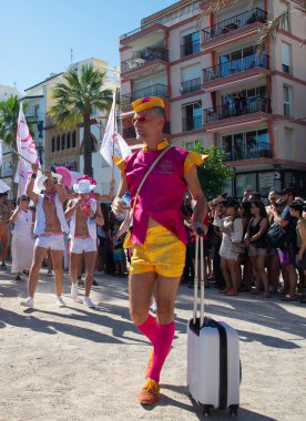 Sitges, Katalonya, İspanya - 11 Haziran 2017: Sitges sokaklarında parlak kostümlü erkekler. Eşcinsel onur geçidi