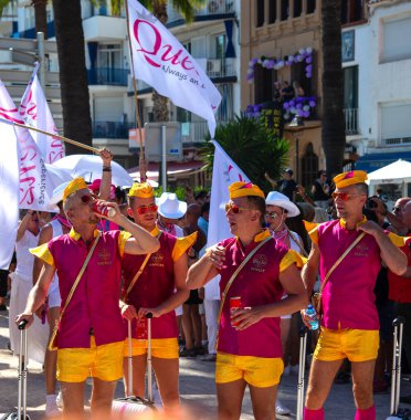 Sitges, Katalonya, İspanya - 11 Haziran 2017: Sitges sokaklarında parlak kostümlü erkekler. Eşcinsel onur geçidi