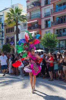 Sitges, Katalonya, İspanya - 11 Haziran 2017: Sitges LGBT Onur Festivali katılımcıları. Sitges 'deki geçit töreninde kostümlü neşeli insanlar.