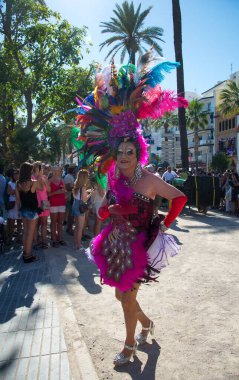 Sitges, Katalonya, İspanya - 11 Haziran 2017: Sitges LGBT Onur Festivali katılımcıları. Sitges 'deki geçit töreninde kostümlü neşeli insanlar.
