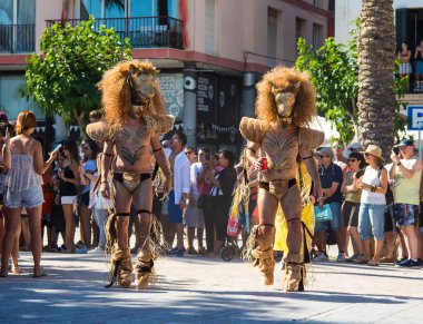Sitges, Katalonya, İspanya - 11 Haziran 2017: Sitges LGBT Onur Festivali katılımcıları. Sitges 'deki geçit töreninde kostümlü neşeli insanlar.