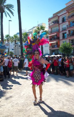 Sitges, Katalonya, İspanya - 11 Haziran 2017: Sitges LGBT Onur Festivali katılımcıları. Sitges 'deki geçit töreninde kostümlü neşeli insanlar.