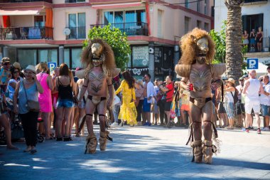 Sitges, Katalonya, İspanya - 11 Haziran 2017: Sitges LGBT Onur Festivali katılımcıları. Sitges 'deki geçit töreninde kostümlü neşeli insanlar.