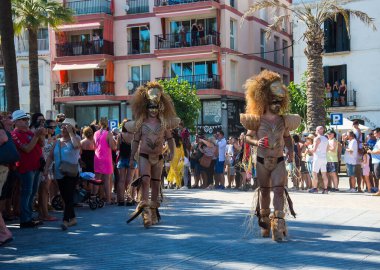 Sitges, Katalonya, İspanya - 11 Haziran 2017: Sitges LGBT Onur Festivali katılımcıları. Sitges 'deki geçit töreninde kostümlü neşeli insanlar.