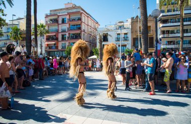Sitges, Katalonya, İspanya - 11 Haziran 2017: Sitges LGBT Onur Festivali katılımcıları. Sitges 'deki geçit töreninde kostümlü neşeli insanlar.