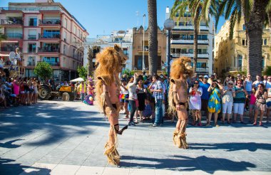Sitges, Katalonya, İspanya - 11 Haziran 2017: Sitges LGBT Onur Festivali katılımcıları. Sitges 'deki geçit töreninde kostümlü neşeli insanlar.