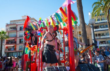 Sitges, Katalonya, İspanya - 11 Haziran 2017: Sitges sokaklarında parlak kostümlü erkekler. Eşcinsel onur geçidi