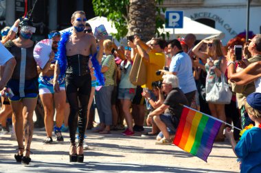 Sitges, Katalonya, İspanya - 11 Haziran 2017: Sitges 'de eşcinsel onur yürüyüşü yapan neşeli insanlar