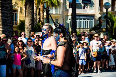 Sitges, Katalonya, İspanya - 11 Haziran 2017: Sitges sokaklarında parlak kostümlü erkekler. Eşcinsel onur geçidi