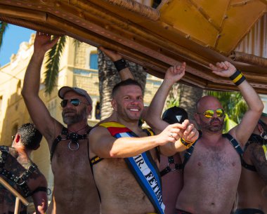 Sitges, Katalonya, İspanya - 11 Haziran 2017: Sitges 'de eşcinsel onur yürüyüşü yapan neşeli insanlar