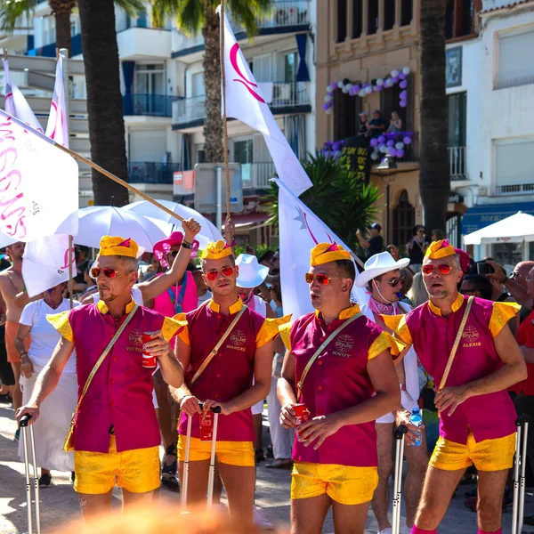 Sitges Katalánsko Španělsko Června 2017 Muži Světlých Kostýmech Ulicích Sitges — Stock fotografie