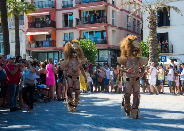 Sitges, Katalonya, İspanya - 11 Haziran 2017: Sitges LGBT Onur Festivali katılımcıları. Sitges 'deki geçit töreninde kostümlü neşeli insanlar.