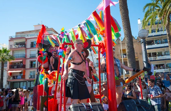 Sitges, Katalonya, İspanya - 11 Haziran 2017: Sitges sokaklarında parlak kostümlü erkekler. Eşcinsel onur geçidi