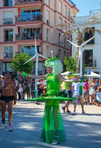 Sitges, Katalonya, İspanya - 11 Haziran 2017: Katılımcı Gay Pride Sitges rüzgar jeneratörlü yeşil kostüm giydi. Rüzgar jeneratörlü harika bir manzara. Alternatif elektrik kaynakları, sürdürülebilir kaynaklar kavramı. 