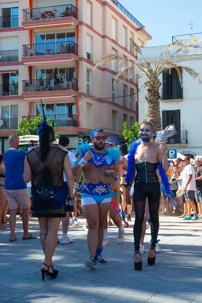 Sitges, Katalonya, İspanya - 11 Haziran 2017: Sitges 'de eşcinsel onur yürüyüşü yapan neşeli insanlar