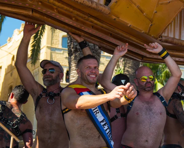 Sitges, Katalonya, İspanya - 11 Haziran 2017: Sitges 'de eşcinsel onur yürüyüşü yapan neşeli insanlar