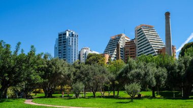 Valencia, İspanya - 08 Ağustos 2019: Valencia şehri manzaralı, modern daireler