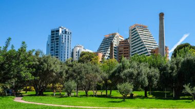 Valencia, İspanya - 08 Ağustos 2019: Valencia şehri manzaralı, modern daireler