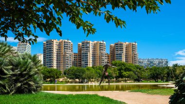 Valencia, İspanya - 08 Ağustos 2019: Valencia şehri manzaralı, modern daireler