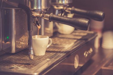 Kahve makinesinde espresso yapmak.