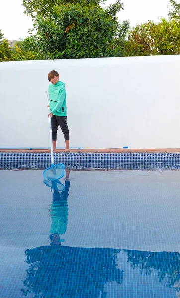 Junge Putzt Schwimmbad Teenager Nach Schule Und Hausarbeit Teenager Pflücken — Stockfoto