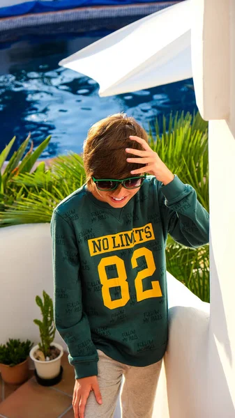 Teenager Sportswear Stands Steps Pool Sports Green Sweatshirt Gray Pants — Stock Photo, Image
