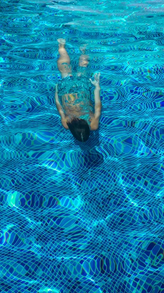 屋外スイミングプールで男の子 水泳プールの10代 ホテルや屋外スイミングレッスンでの夏休み 健康的なライフスタイルのコンセプト — ストック写真